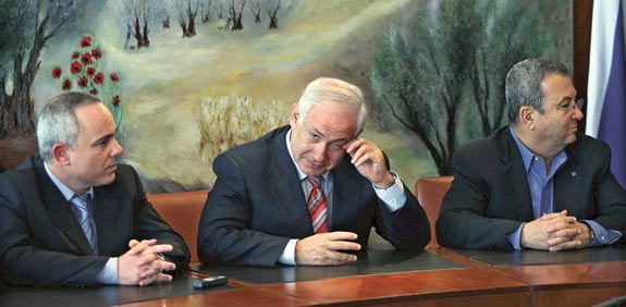 אהוד ברק, בנימין נתניהו, יובל שטייניץ / צלם: שלום בר טל